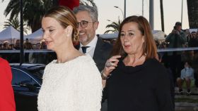 La presidenta balear, Marga Prohens, junto a su antecesora, Francina Armengol, en el acto institucional del Día de las Islas Baleares.