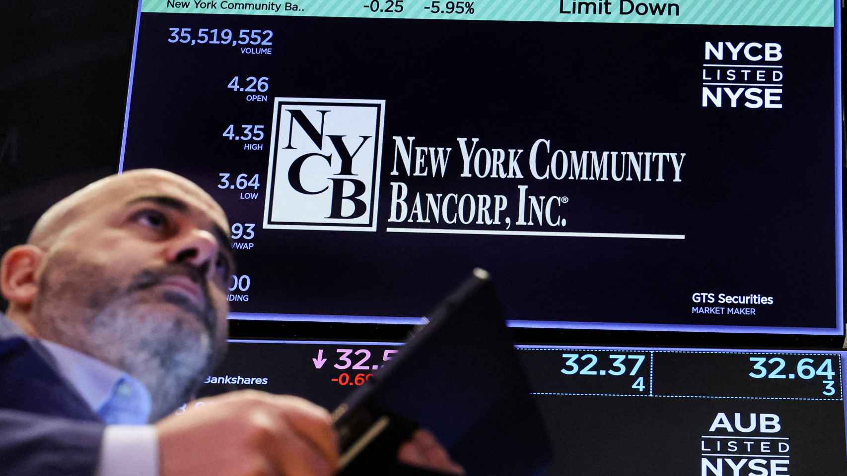 El logo de New York Community Bancorp aparece en una pantalla de la Bolsa de Nueva York.