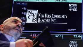 El logo de New York Community Bancorp aparece en una pantalla de la Bolsa de Nueva York.
