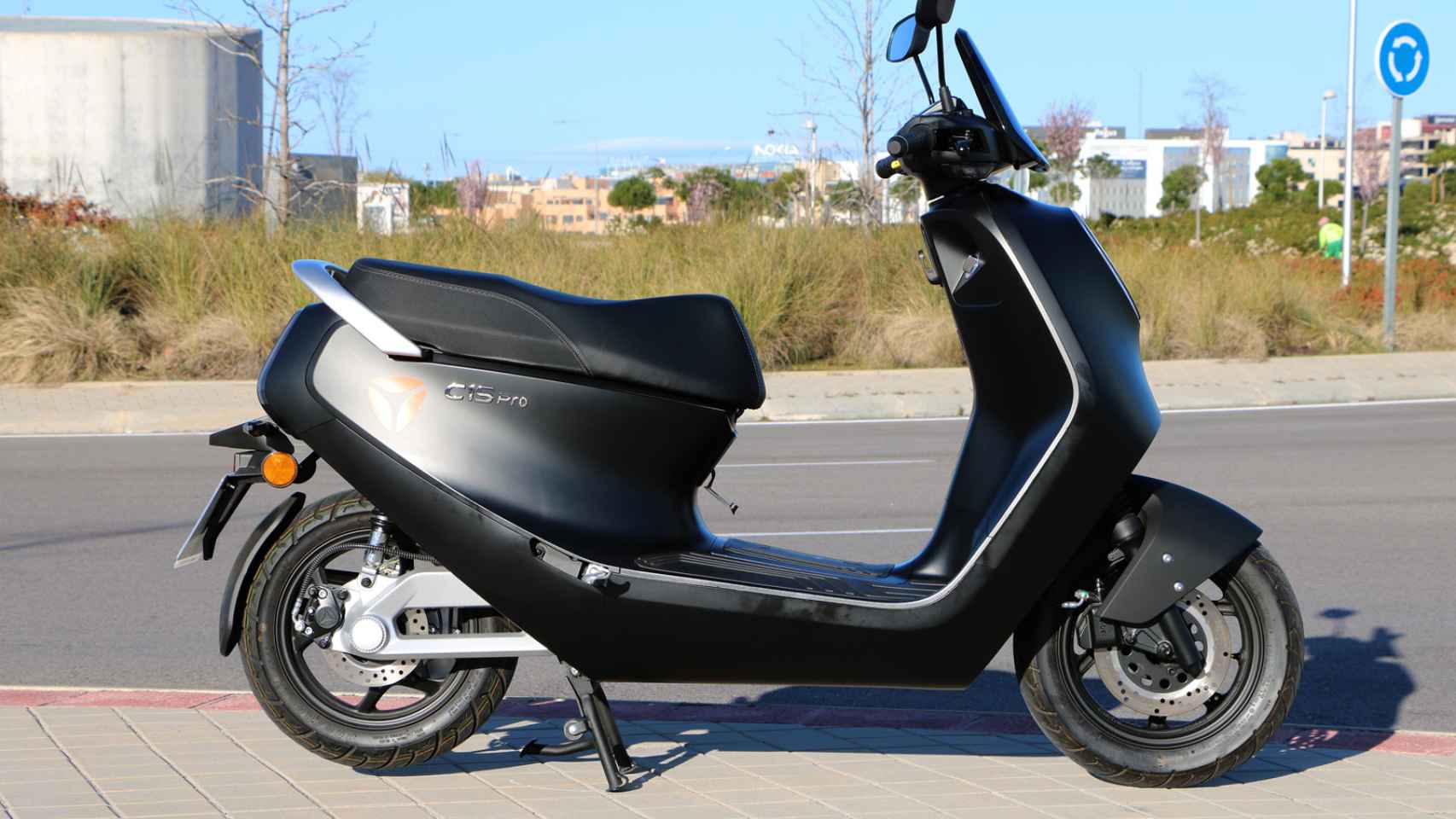 El scooter Yadea C1S Pro tiene una autonomía de hasta 90 kilómetros.