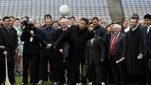 Xi Jinping golpea un balón en una visita a Irlanda en 2012.
