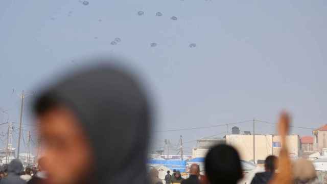 Aviones del Ejército jordano lanzan ayuda sobre Gaza el pasado 27 de febrero.