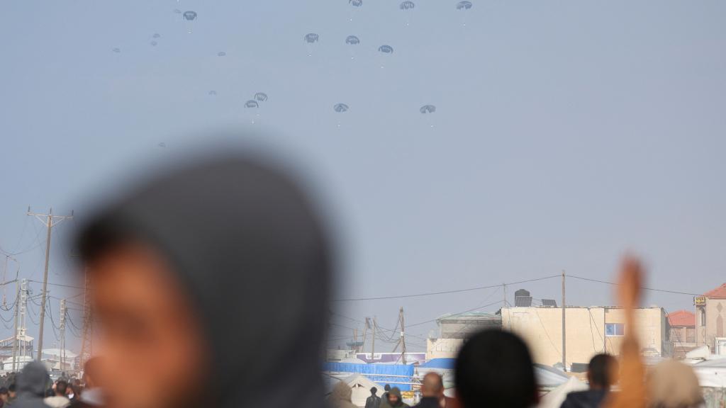 Aviones del Ejército jordano lanzan ayuda sobre Gaza el pasado 27 de febrero.