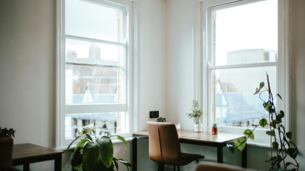 Unas ventanas de un salón.