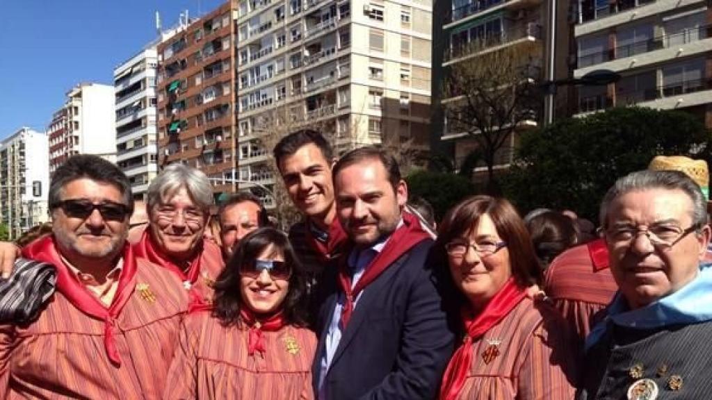 Pedro Sánchez y José Luis Ábalos en las fallas de Alzira (Valencia), en marzo de 2014.