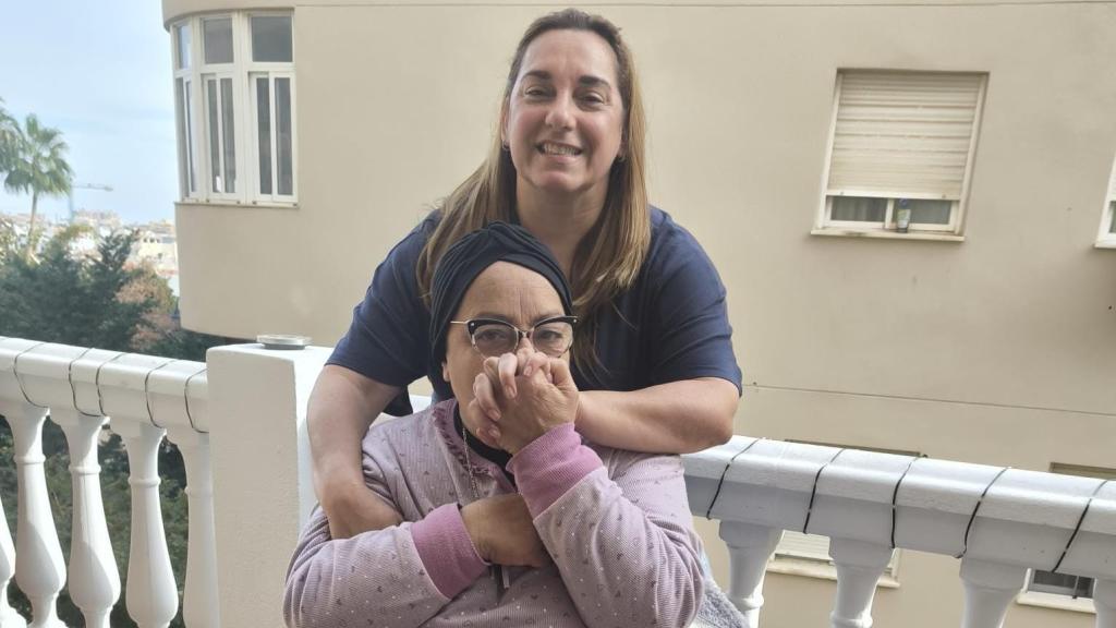 Alejandra abraza a su madre, que está delante de ella.