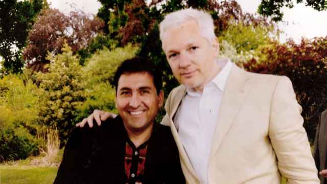 Fidel Narváez junto a Julian Assange, antes de que pidiera asilo en la Embajada ecuatoriana en Londres.