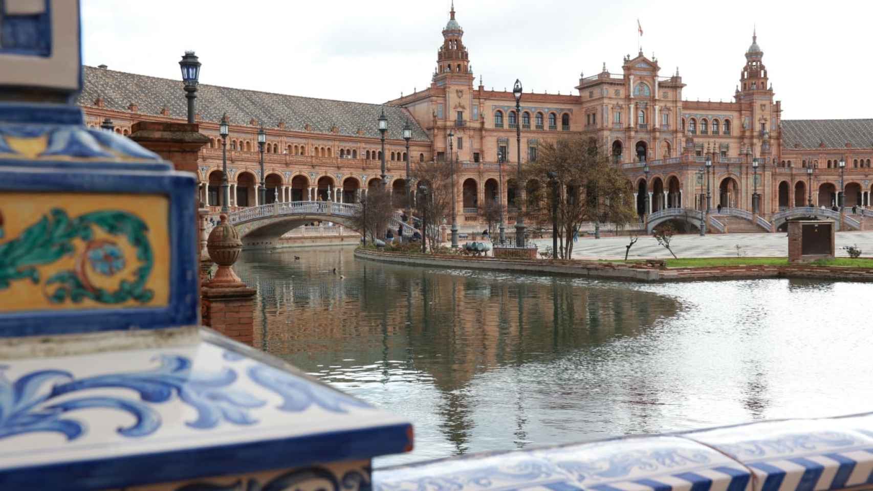 El Defensor del Pueblo Andaluz insta a corregir la “situación inaceptable” de la Plaza de España