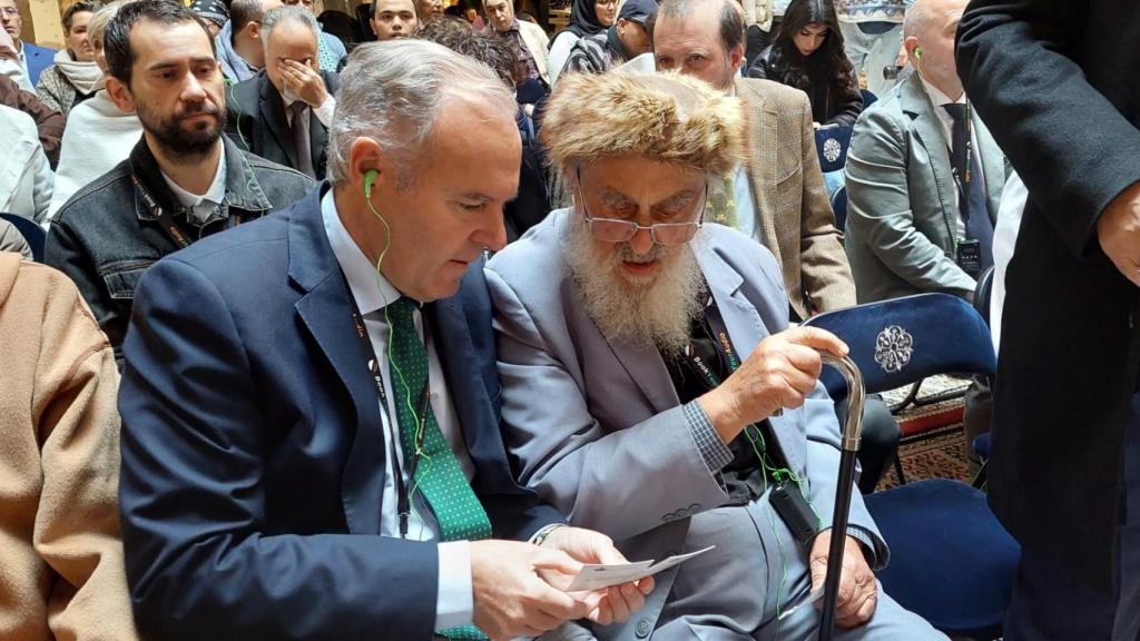José Luis Notario enseña una estampa de La Macarena en uno de los actos.