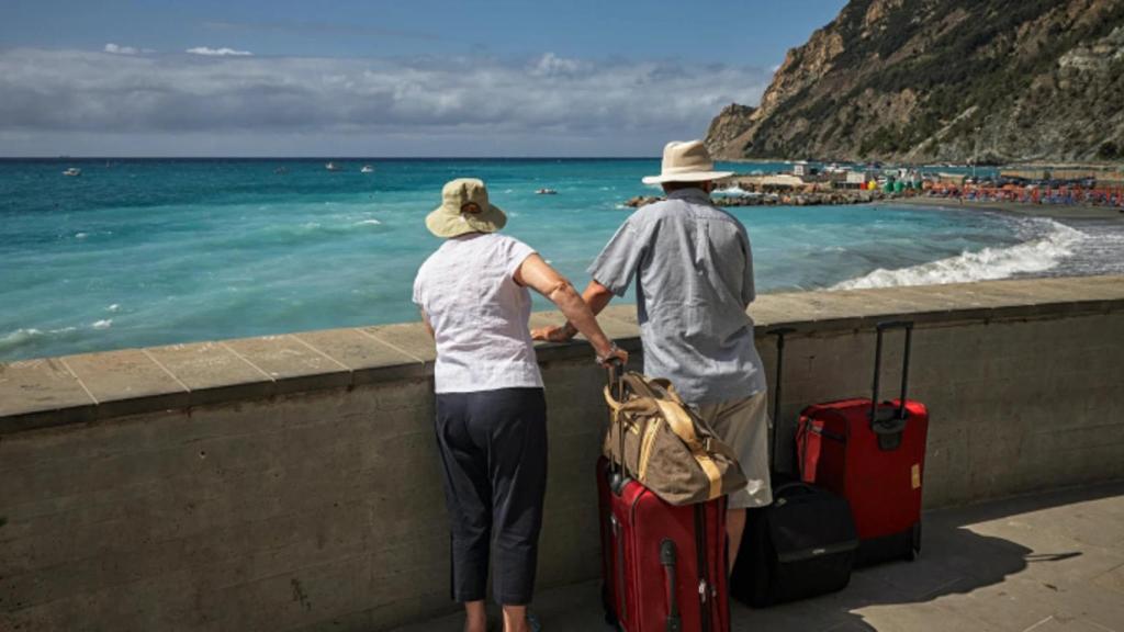 Imagen de archivo de abuelos en la playa.