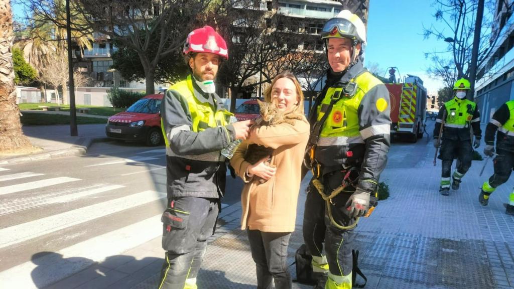 Los Bomberos de Valencia entregan a Coco a su dueña, que ya lo daba por perdido. BV