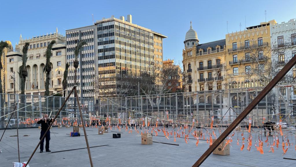 Preparación de la primera 'mascletà' de las Fallas 2024, a cargo de la pirotecnia Peñarroja. EE