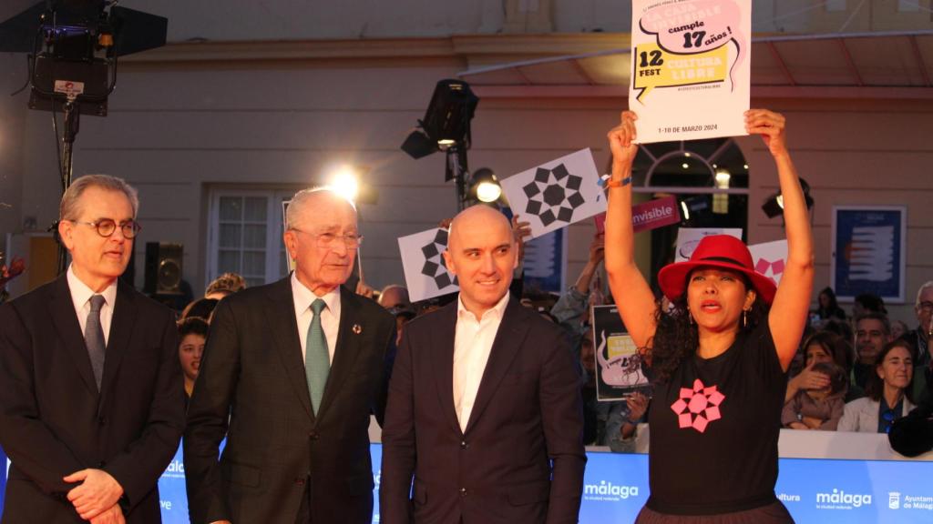 La manifestante se cuela en el photocall.