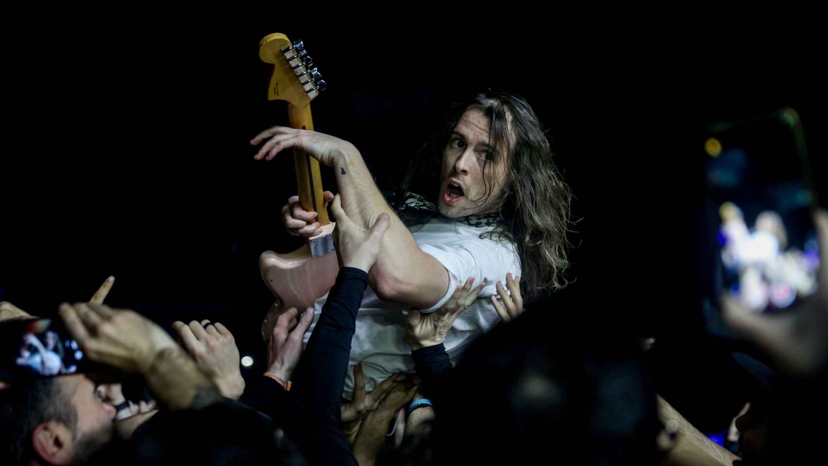 Lee Kiernan, guitarrista de Idles, llevado en volandas por el público durante su concierto de este viernes en el Wizink Center de Madrid. Foto: Ricardo Rubio/Europa Press