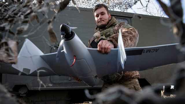 Un militar ucraniano prepara un dron de reconocimiento Furiia antes de sobrevolar las posiciones de las tropas rusas cerca de Bakhmut.