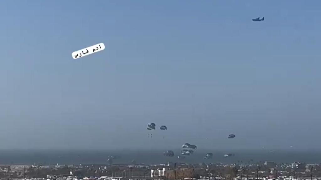 Aviones del Ejército jordano lanzan ayuda sobre Gaza el pasado 27 de febrero.