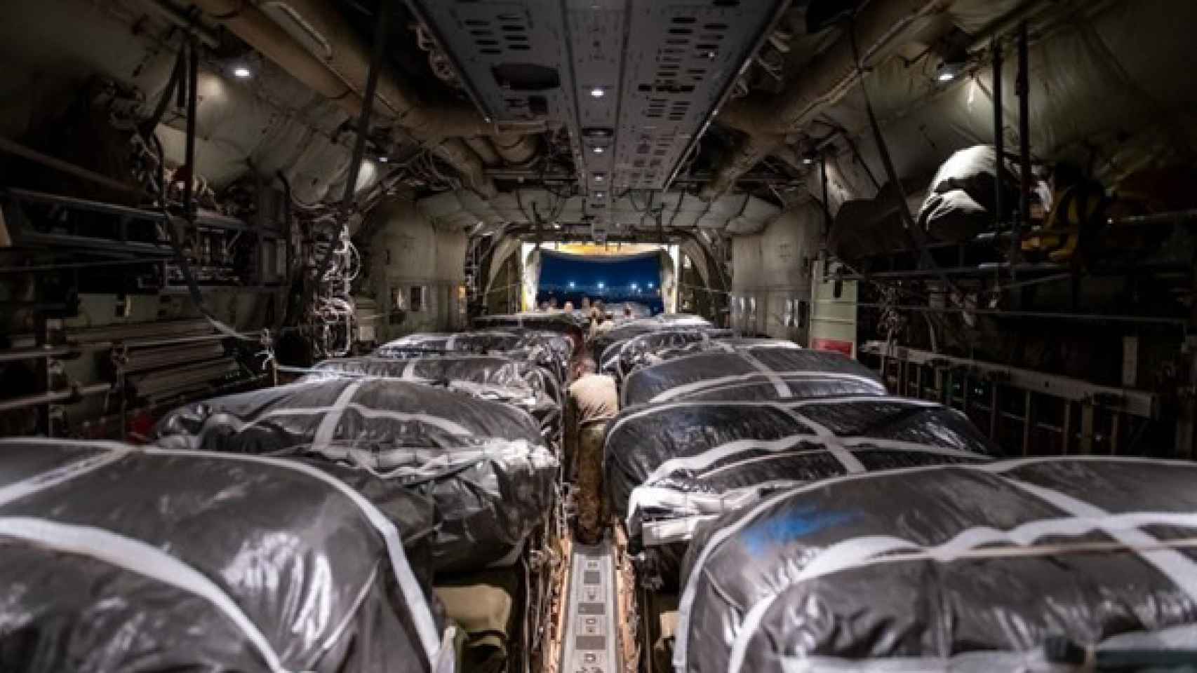 Ayuda humanitaria almacenada en el interior de un avión militar estadounidense