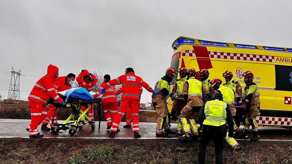 El personal sanitario y los bomberos atendiendo a los heridos