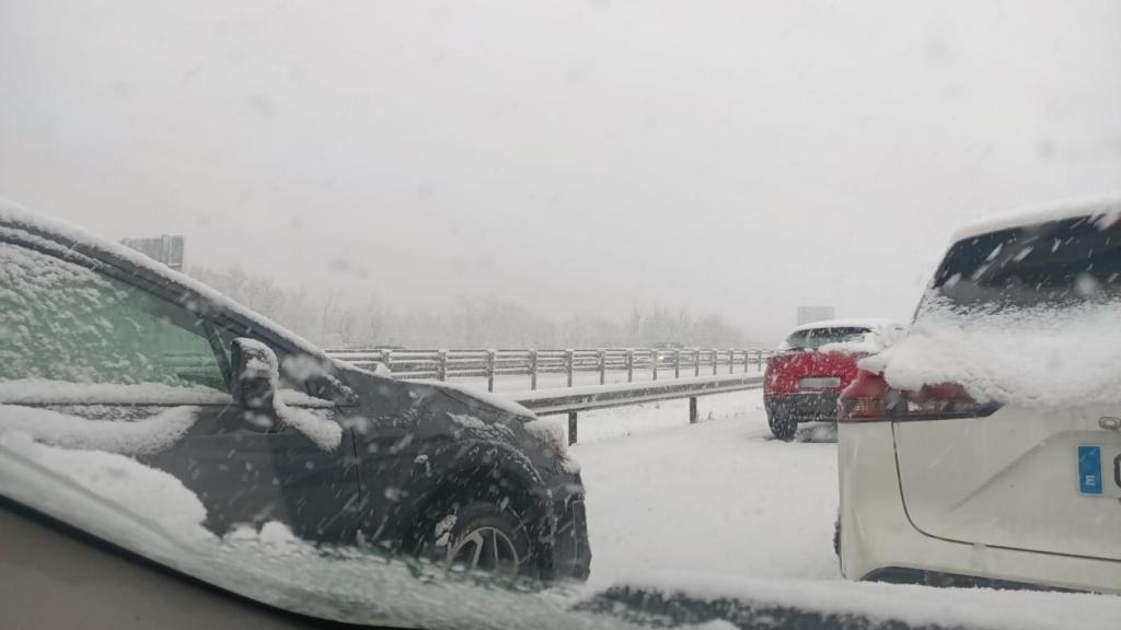 Vehículos parados en la A-1 a escasos kilómetros de Madrid.