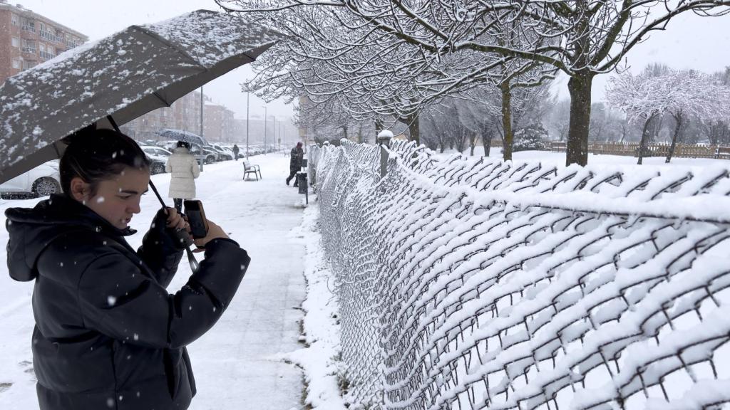 Un niño disfrutando de la nieve en Ávila