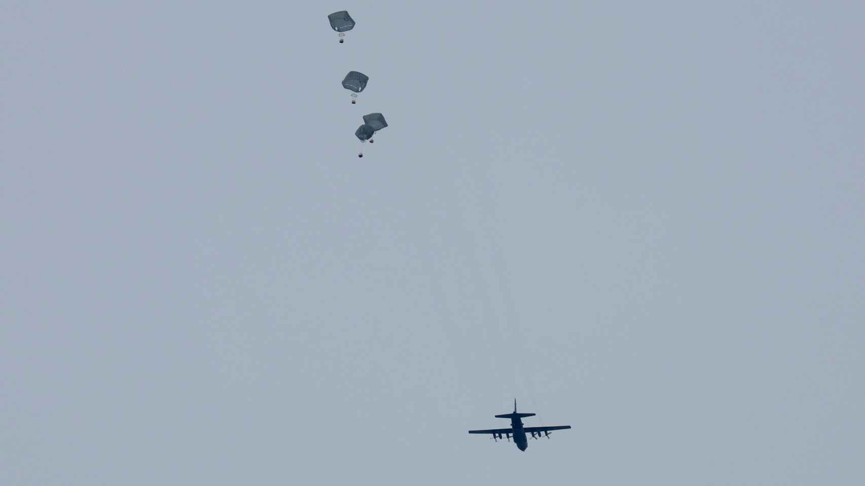 Avión Hercules desplegando ayuda humanitaria sobre Gaza