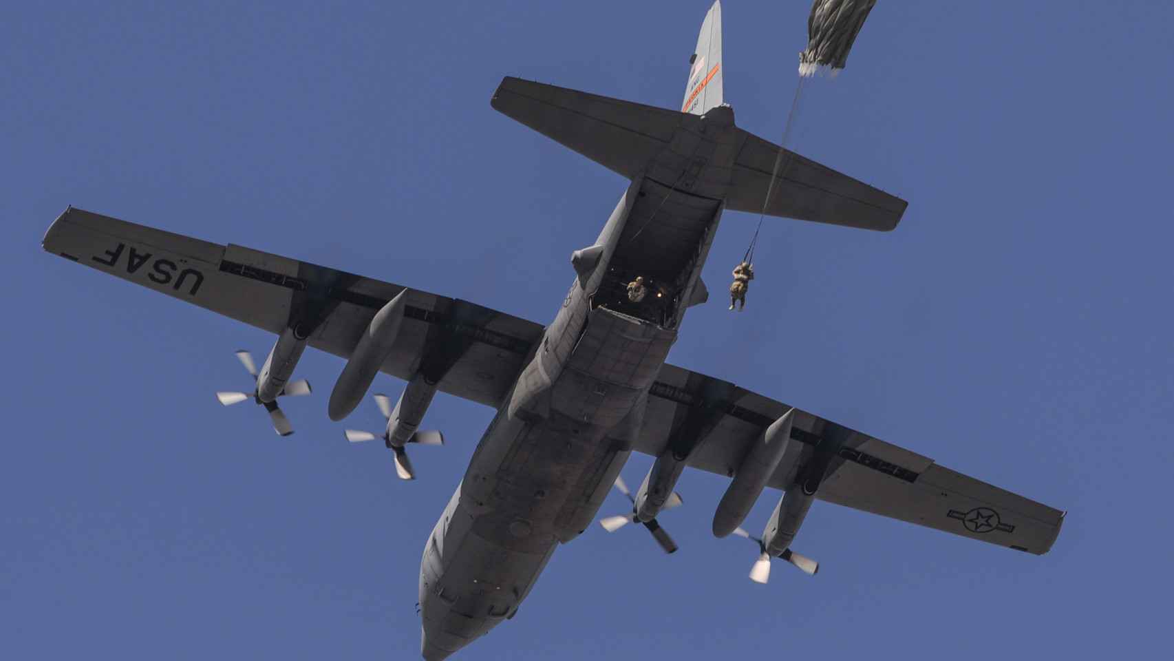 Paracaidista lanzándose desde la bodega de carga de un C-130 Hercules