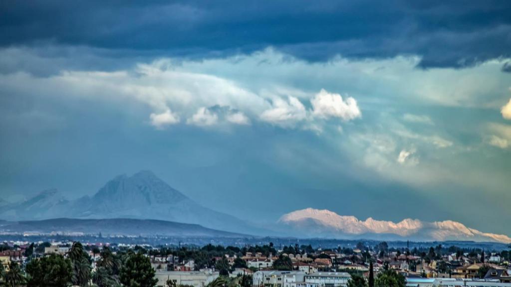 Puig Campana y Sierra de Bernia (la que está iluminada por rayos de Sol) desde Orihuela el 26 de enero de 2018.
