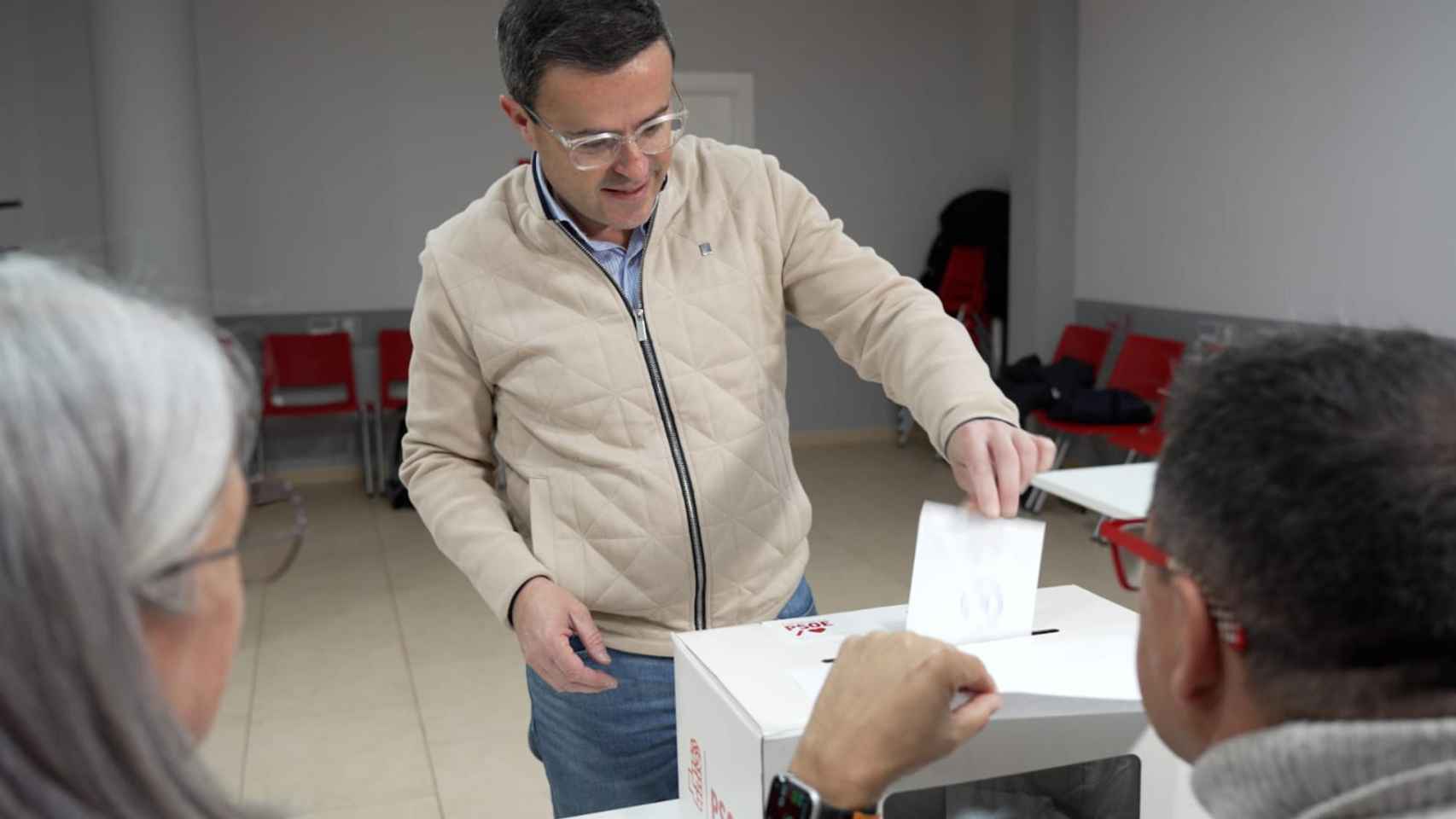 Miguel Ángel Gallardo ejerciendo su derecho al voto en las primarias socialistas