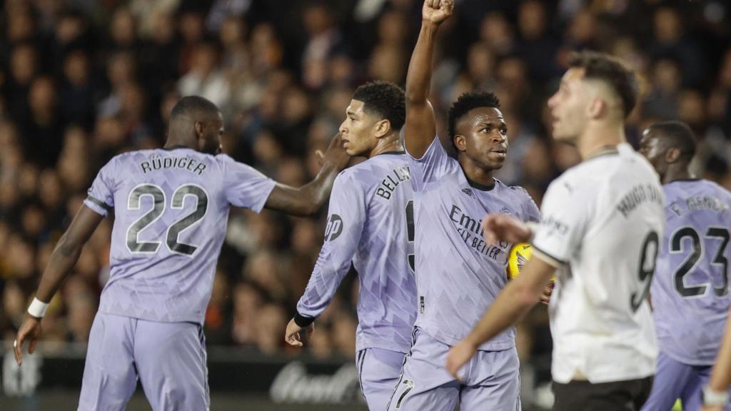 Vinicius, con el puño en alto en Mestalla.