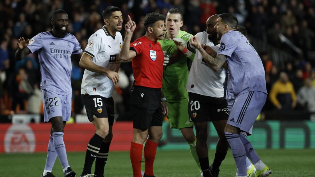 Los jugadores del Real Madrid le protestan a Gil Manzano.