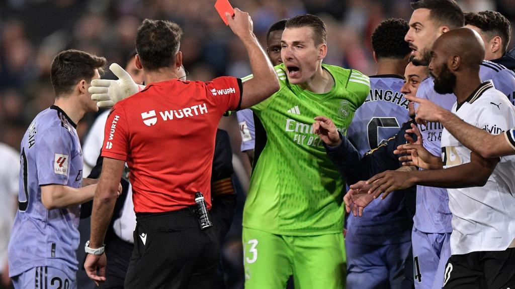 Lunin y otros jugadores del Real Madrid protestan contra Gil Manzano.