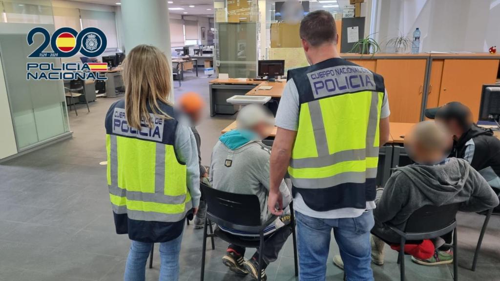 Los tres implicados en el grupo criminal, en la comisaría de la Policía Nacional.