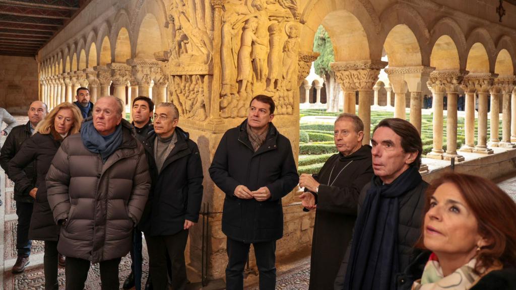 El presidente de la Junta, Alfonso Fernández Mañueco, con el expresidente del Gobierno José María Aznar y su mujer, la exalcalde de Madrid Ana Botella