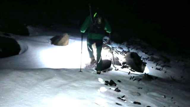 Rescatan a tres montañeros a 2.140 metros de altura, en mitad de la nieve, y en un refugio sin tejado