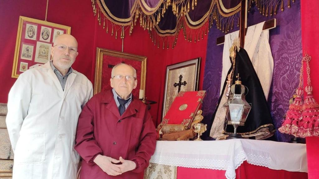 La familia Angulo muestra un año más su escaparate lleno de colorido y belleza en torno a la  semana de pasión