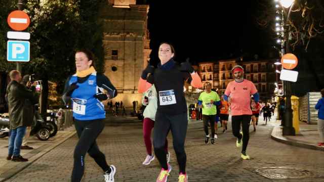 Unos corredores participando en 'Ríos de Luz'