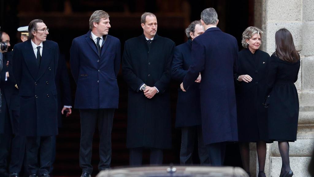 Fernando Gómez-Acebo junto a sus hermanos, recibiendo las condolencias de los Reyes, en el funeral de su madre.