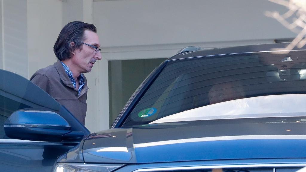 El rey Juan Carlos, dentro del coche, manteniendo una conversación con su abuelo. Imagen de 2019.