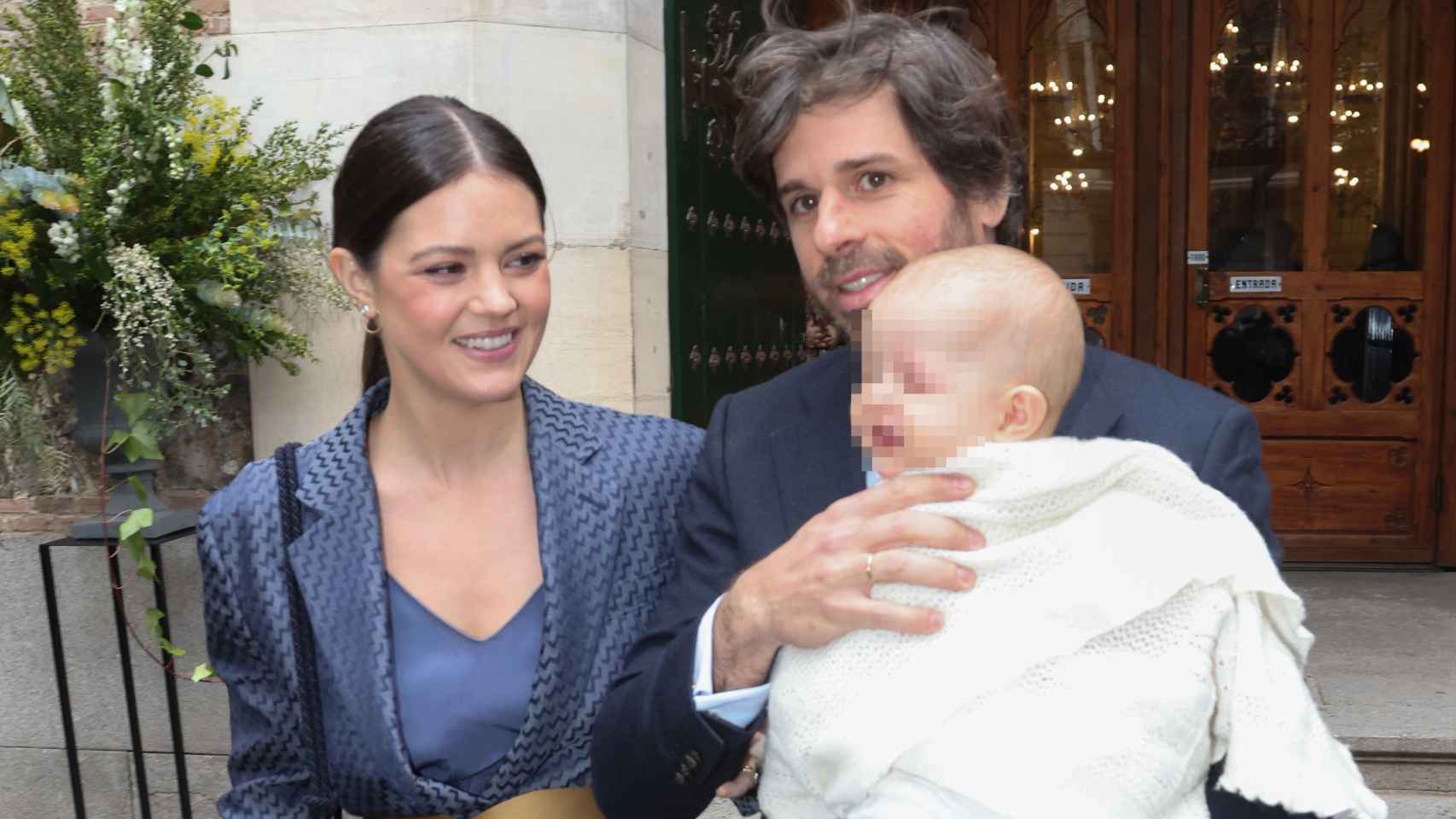 Isabelle Junot y Álvaro Falcó junto a su hija Philippa.