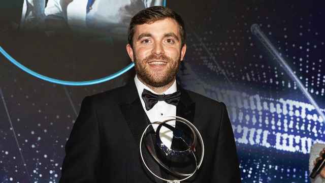 Fabrizio Romano posa con el premio Globe Soccer al mejor periodista sobre fútbol en 2022