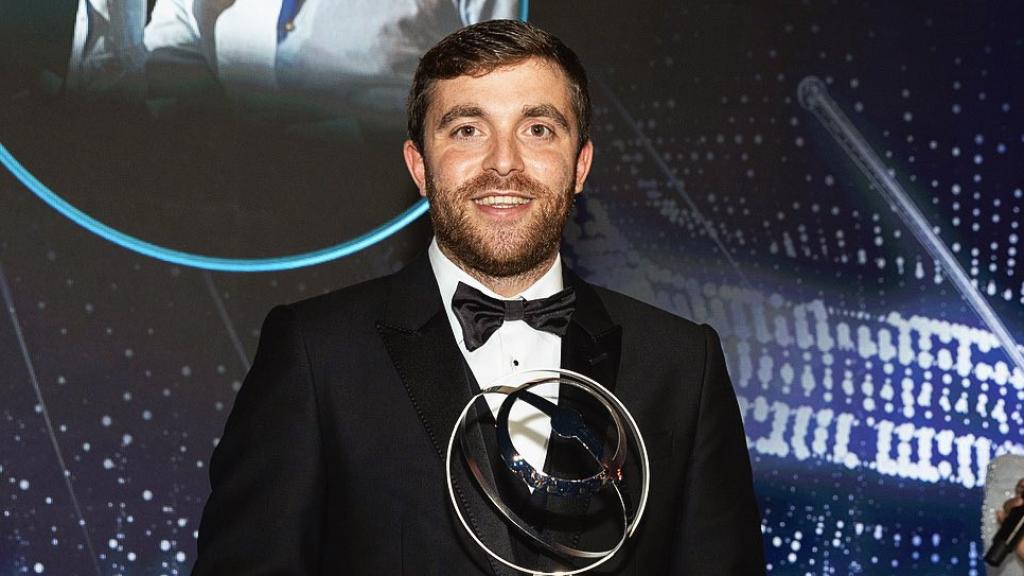 Fabrizio Romano posa con el premio Globe Soccer al mejor periodista sobre fútbol en 2022