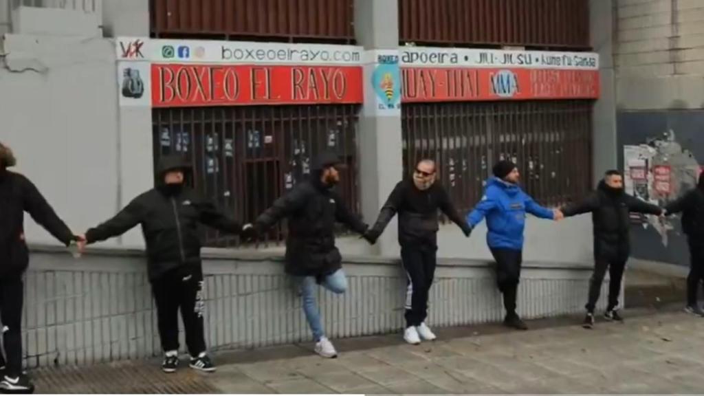 Cadena humana de los aficionados del Rayo.
