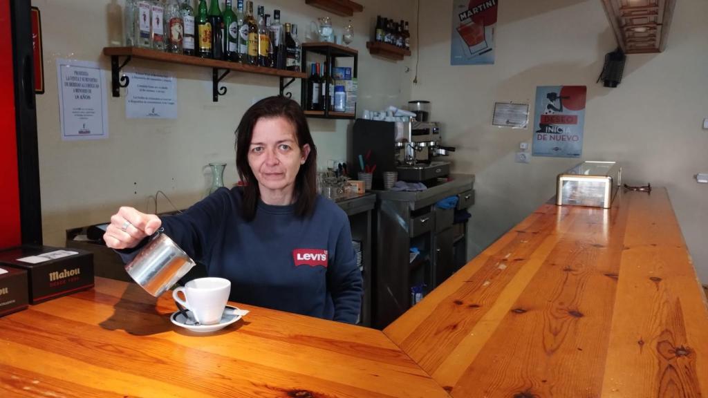 Pilar en su bar en Irueste (Guadalajara).