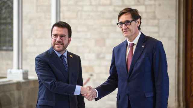 Pere Aragonès (ERC), presidente de la Generalitat, y Salvador Illa (PSC), al presentar el acuerdo de los presupuestos catalanes, el pasado martes.