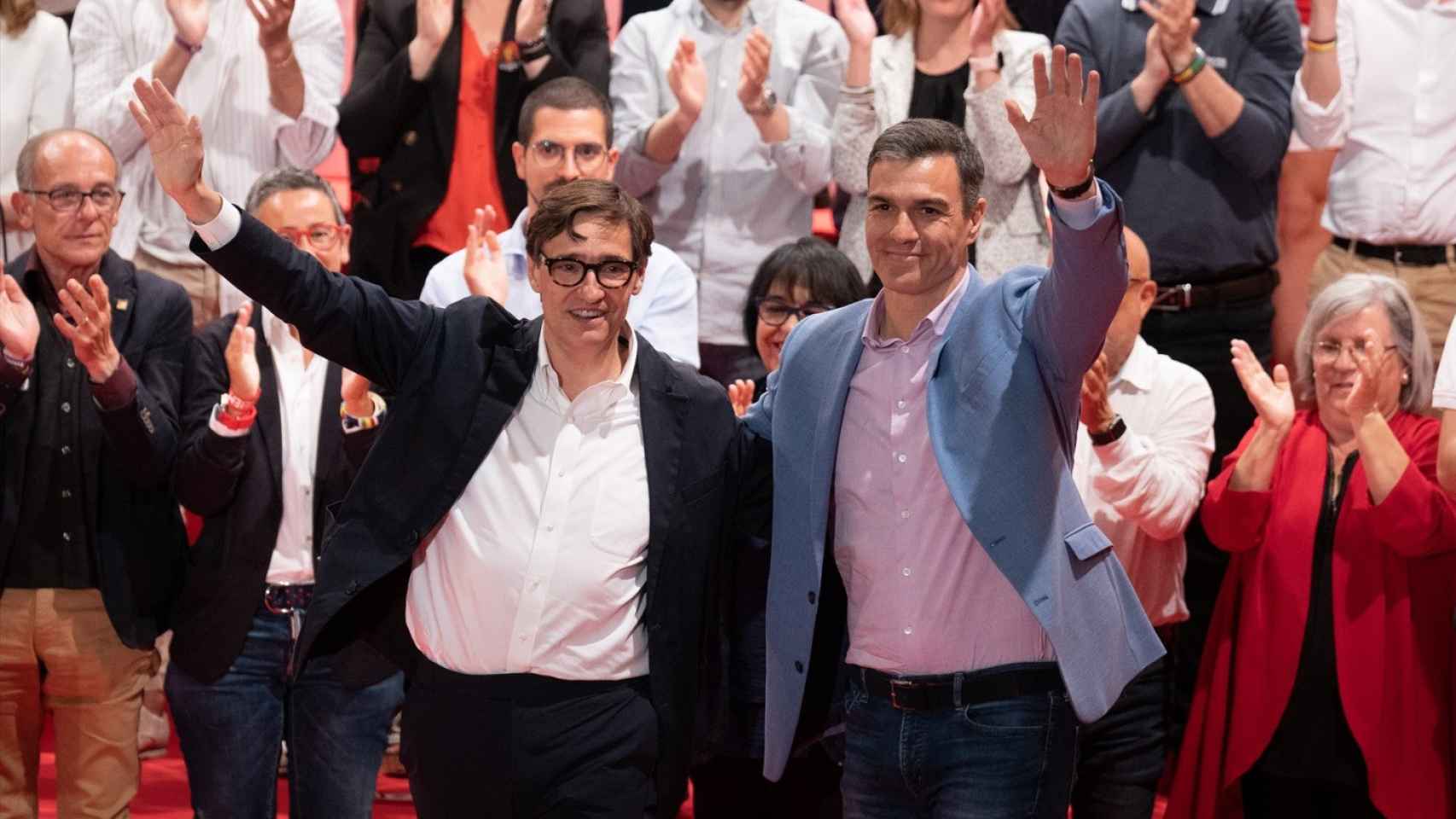 Salvador Illa y Pedro Sánchez, durante un acto de campaña para las municipales, en Tarragona.