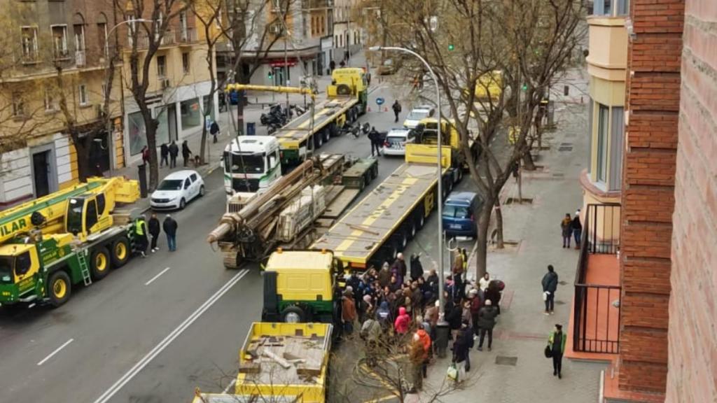Imágenes de la grúa que, según vecinos de Retiro, sobrevolará los números 25 y 27 de la calle Cavanilles.