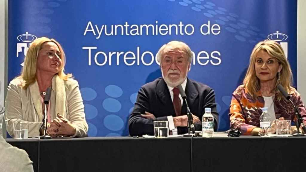 Bronca en Torrelodones tras una charla de Mayor Oreja: Vox acusa al PP de recortarle en fotos con el exministro