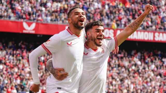 Jugadores del Sevilla Fútbol Club celebrando la victoria.