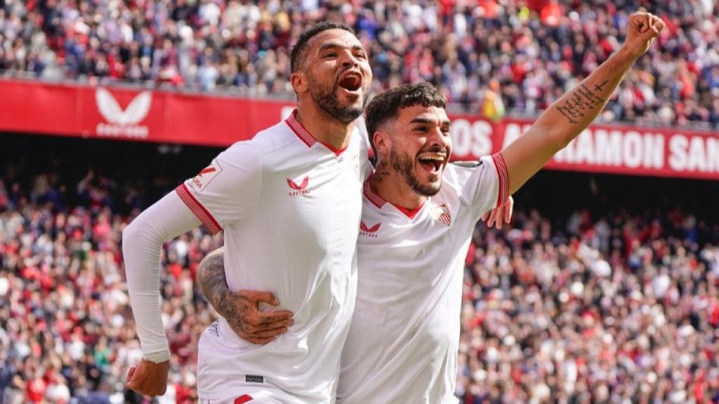 Jugadores del Sevilla Fútbol Club celebrando la victoria.