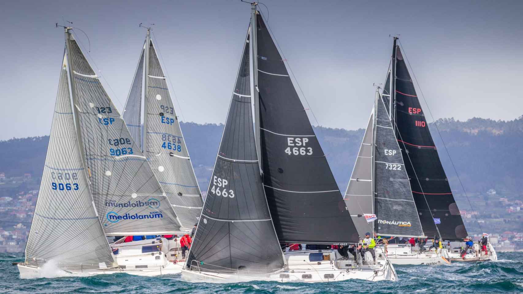 La flota compitiendo hoy en la ría de Pontevedra.